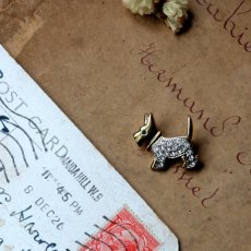 画像1: 英国 1960年代 ヴィンテージ 小さなテリア犬 クリスタルブローチ「森のなかの、忠実なともだち」イギリス アクセサリー (1)