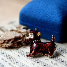 画像3: 英国 1960年代ヴィンテージ テリア犬 エナメルブローチ「しっぽが語る、喜びの気配」イギリス アクセサリー (3)