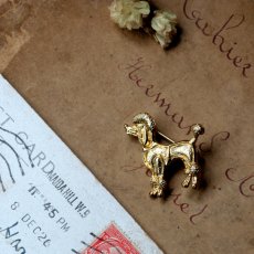 画像2: 英国 刻印890 ヴィンテージ プードル犬 ブローチ「時を越えて見つめる眼差し」イギリス アクセサリー (2)