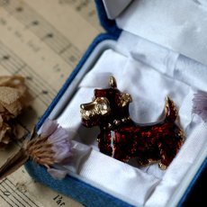 画像4: 英国 1960年代ヴィンテージ テリア犬 エナメルブローチ「しっぽが語る、喜びの気配」イギリス アクセサリー (4)