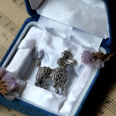 画像5: 英国 1940年頃ヴィンテージ マルカジット プードル犬 ブローチ「影をまとって、光を連れて」イギリス アクセサリー (5)
