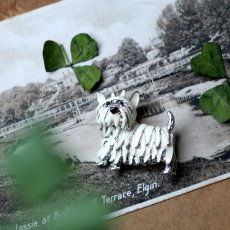 画像2: 英国 ヴィンテージ スコティッシュテリア 白い犬 ブローチ「白銀の小さな守りびと」イギリス アクセサリー (2)