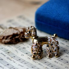 画像3: 英国 ヴィンテージ プードル犬ブローチ「金色のプードルと、きらめく午後」イギリス アクセサリー (3)
