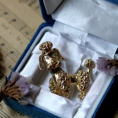 画像4: 英国 ヴィンテージ プードル犬 ラインストーンブローチ「―赤い想いと緑青のきらめき 」イギリス アクセサリー (4)