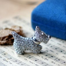 画像1: 英国 ヴィンテージ テリア犬 クリスタルブローチ「星屑をまとう、小さなまなざし」イギリス アクセサリー (1)