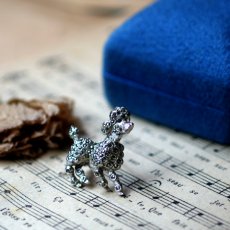画像4: 英国 1940年頃ヴィンテージ マルカジット プードル犬 ブローチ「影をまとって、光を連れて」イギリス アクセサリー (4)