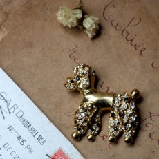 画像2: 英国 ヴィンテージ プードル犬ブローチ「金色のプードルと、きらめく午後」イギリス アクセサリー (2)