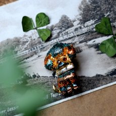 画像2: 英国 1960年代ヴィンテージ テリア犬 カラーリングブローチ「にじいろ首輪のテリア」イギリス アクセサリー (2)
