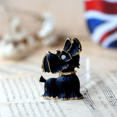 画像1: 英国 1960年頃 ヴィンテージ テリア犬 黒い犬 ブラックドッグブローチ「静寂のなかのやさしい眼差し」イギリス アクセサリー (1)