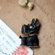 画像3: 英国 1960年頃 ヴィンテージ テリア犬 黒い犬 ブラックドッグブローチ「静寂のなかのやさしい眼差し」イギリス アクセサリー (3)