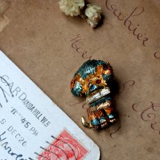 画像1: 英国 1960年代ヴィンテージ テリア犬 カラーリングブローチ「にじいろ首輪のテリア」イギリス アクセサリー (1)