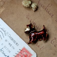 画像2: 英国 1960年代ヴィンテージ テリア犬 エナメルブローチ「しっぽが語る、喜びの気配」イギリス アクセサリー (2)
