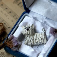 画像1: 英国 ヴィンテージ スコティッシュテリア 白い犬 ブローチ「白銀の小さな守りびと」イギリス アクセサリー (1)