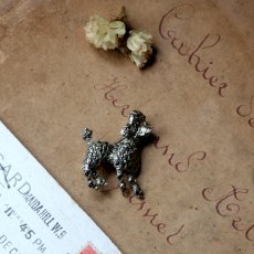 画像2: 英国 1940年頃ヴィンテージ マルカジット プードル犬 ブローチ「影をまとって、光を連れて」イギリス アクセサリー (2)