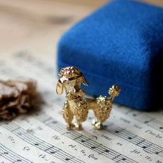 画像1: 英国 ヴィンテージ プードル犬 ラインストーンブローチ「―赤い想いと緑青のきらめき 」イギリス アクセサリー (1)