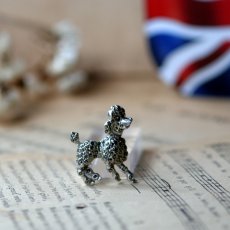 画像1: 英国 1940年頃ヴィンテージ マルカジット プードル犬 ブローチ「影をまとって、光を連れて」イギリス アクセサリー (1)