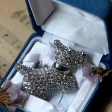 画像4: 英国 ヴィンテージ テリア犬 クリスタルブローチ「星屑をまとう、小さなまなざし」イギリス アクセサリー (4)