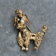 画像6: 英国 ヴィンテージ プードル犬 ラインストーンブローチ「―赤い想いと緑青のきらめき 」イギリス アクセサリー (6)