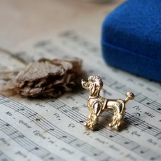 画像4: 英国 刻印890 ヴィンテージ プードル犬 ブローチ「時を越えて見つめる眼差し」イギリス アクセサリー (4)