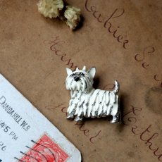 画像3: 英国 ヴィンテージ スコティッシュテリア 白い犬 ブローチ「白銀の小さな守りびと」イギリス アクセサリー (3)