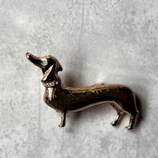 画像1: 英国 ヴィンテージ ダックスフンド犬 ブローチ「金色のしっぽが語ること」イギリス アクセサリー (1)