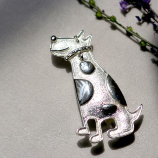 アンティークブローチ犬　シルバー925　刻印あり　天然石　骨董品 アンティークシルバー 犬ブローチ