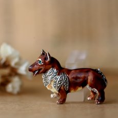 画像4: 英国 1950年代 BJL ヴィンテージ コーギー犬 エナメル&マーカサイトブローチ「忠犬のまなざし、時を超えて」イギリス アクセサリー (4)