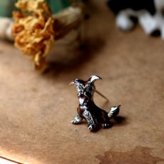 画像2: 英国 1970年代 ヴィンテージ 小さなテリア犬ブローチ「ちいさな見張り番 」イギリス アクセサリー (2)