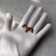 画像5: 英国 1950年代 BJL ヴィンテージ コーギー犬 エナメル&マーカサイトブローチ「忠犬のまなざし、時を超えて」イギリス アクセサリー (5)