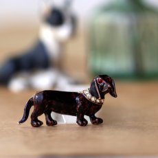 画像4: 英国 1960年代 ヴィンテージ 刻印 ダックスフンド犬 エナメルブローチ「見つめるダックスフンド」イギリス アクセサリー (4)