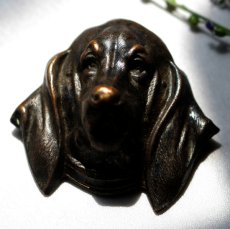 画像2: 英国 1950年代 ヴィンテージ ビーグル犬ブローチ「静かなる忠誠のかたち」イギリス アクセサリー (2)