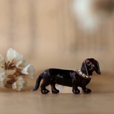 画像1: 英国 1960年代 ヴィンテージ 刻印 ダックスフンド犬 エナメルブローチ「見つめるダックスフンド」イギリス アクセサリー (1)