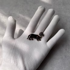 画像6: 英国 1960年代 ヴィンテージ 刻印 ダックスフンド犬 エナメルブローチ「見つめるダックスフンド」イギリス アクセサリー (6)