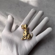 画像8: 英国 1970年代 ヴィンテージ ダルメシアン犬ブローチ 首輪が揺れる「きらめきが語りかける、忠犬のまなざし」 イギリス アクセサリー (8)