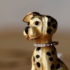 画像2: 英国 1970年代 ヴィンテージ ダルメシアン犬ブローチ 首輪が揺れる「きらめきが語りかける、忠犬のまなざし」 イギリス アクセサリー (2)