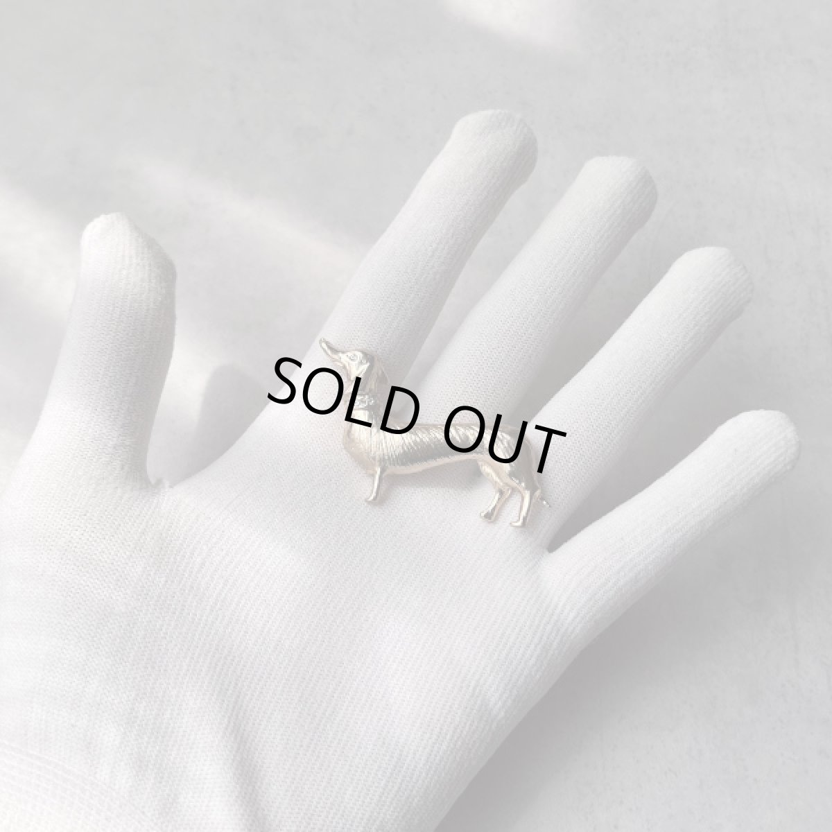 画像2: 英国 ヴィンテージ ダックスフンド犬 ブローチ「金色のしっぽが語ること」イギリス アクセサリー (2)