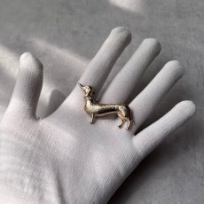 画像2: 英国 ヴィンテージ ダックスフンド犬 ブローチ「金色のしっぽが語ること」イギリス アクセサリー (2)