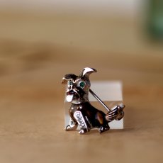 画像3: 英国 1970年代 ヴィンテージ 小さなテリア犬ブローチ「ちいさな見張り番 」イギリス アクセサリー (3)