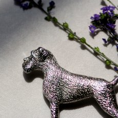 画像3: 英国 1970年代 ヴィンテージ ボクサー犬ブローチ「忠誠のまなざし、銀の記憶」イギリス アクセサリー (3)