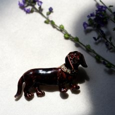 画像2: 英国 1960年代 ヴィンテージ 刻印 ダックスフンド犬 エナメルブローチ「見つめるダックスフンド」イギリス アクセサリー (2)