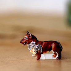 画像2: 英国 1950年代 BJL ヴィンテージ コーギー犬 エナメル&マーカサイトブローチ「忠犬のまなざし、時を超えて」イギリス アクセサリー (2)