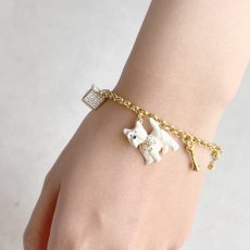 画像1: 英国 ヴィンテージ マンテルチェーン ブレスレット 白いテリア チャーム「小さな腕もとに、犬と紡ぐひととき」イギリス アクセサリー (1)