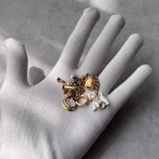 画像8: 英国 ヴィンテージ マンテルチェーン ブレスレット 白いテリア チャーム「小さな腕もとに、犬と紡ぐひととき」イギリス アクセサリー (8)