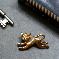 画像1: 英国 ヴィンテージ 駆ける猫ブローチ「光のなかを、あなたへ向かって」イギリス アクセサリー (1)