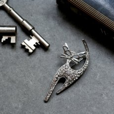 画像1: 英国 ヴィンテージ クリスタル 猫ブローチ「きらめきの中に佇む、猫のシルエット」イギリス アクセサリー (1)