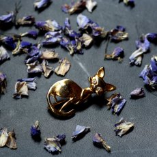画像2: 英国 ヴィンテージ 猫ブローチ「そっと見つめる しあわせの猫 」 イギリス アクセサリー (2)