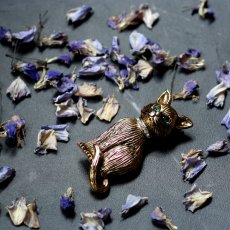 画像4: 英国 ヴィンテージ グリーンアイ 猫ブローチ「緑の瞳に宿る ひそやかな魔法」イギリス アクセサリー (4)