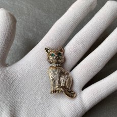 画像7: 英国 ヴィンテージ グリーンアイ 猫ブローチ「緑の瞳に宿る ひそやかな魔法」イギリス アクセサリー (7)