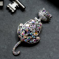 画像3: 英国ヴィンテージ 猫ブローチ オーロララインストーン 揺れるしっぽ 「オーロラの魔法をまとう猫」イギリス アクセサリー (3)