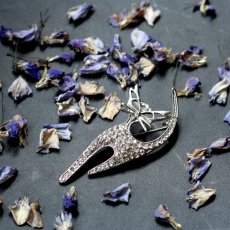 画像2: 英国 ヴィンテージ クリスタル 猫ブローチ「きらめきの中に佇む、猫のシルエット」イギリス アクセサリー (2)